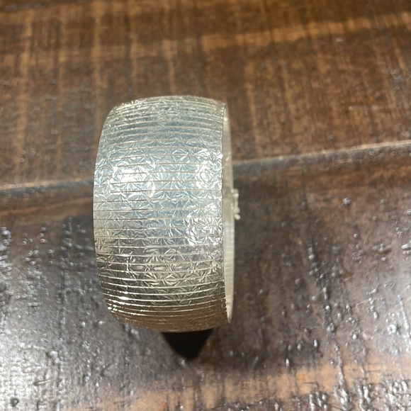 BELLA DIVA SILVER CUFF BRACELET. - Picture 7 of 7